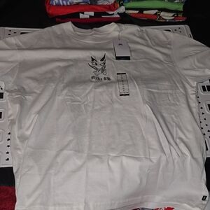 Unbranded White Short Sleeve Tee with Black Graphic